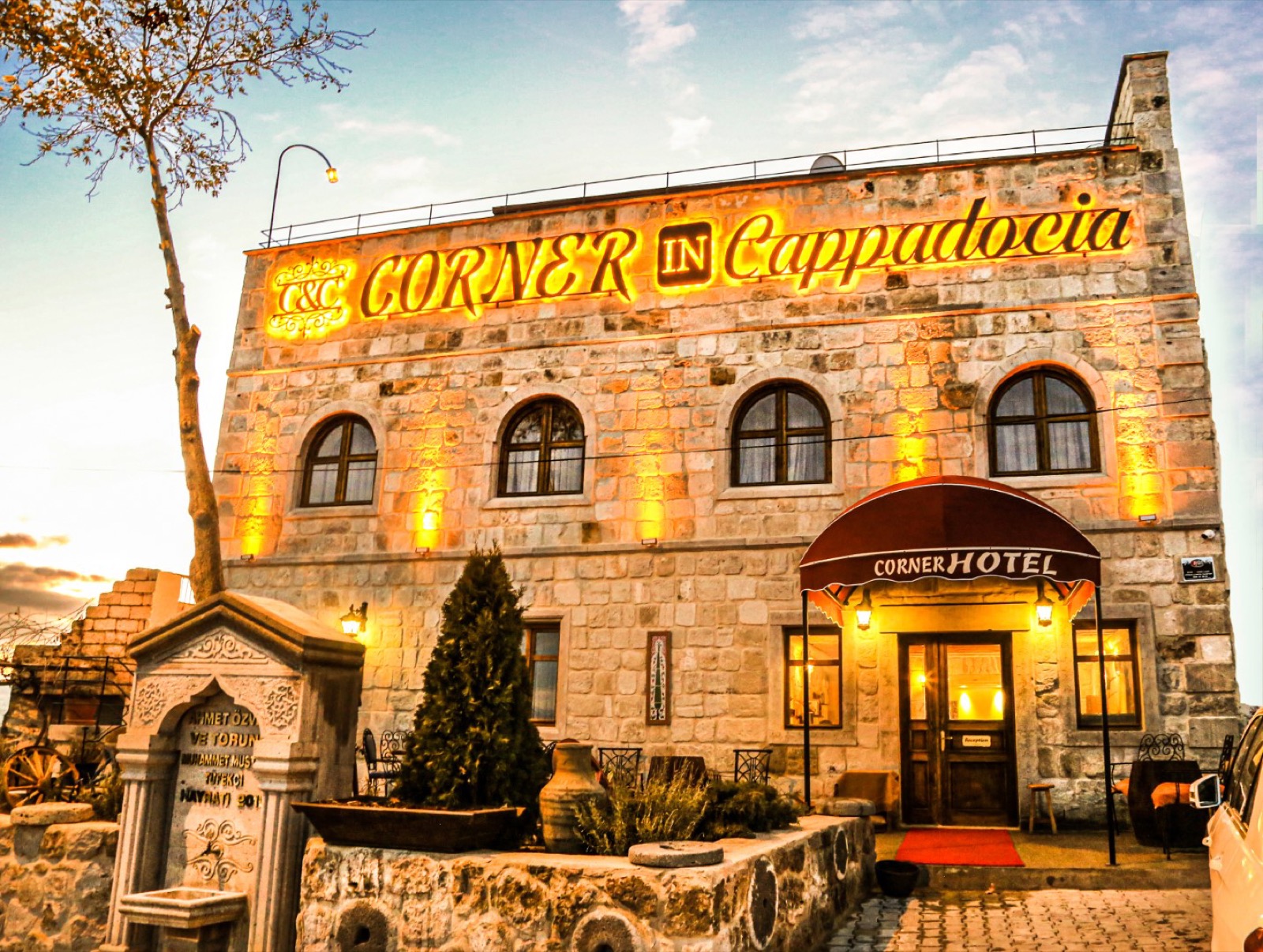 Mum ışığında ferforje çerçeveli aynaya yansıyan salon